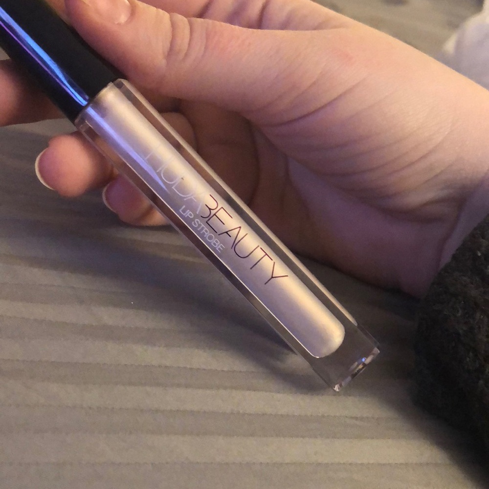 Huda Beauty lip strobe “enchanting”